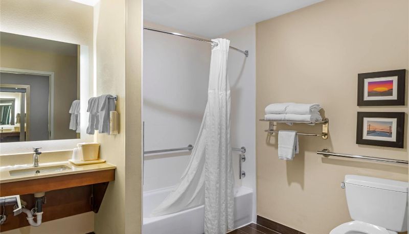Room - Comfort Suites Savannah Gateway I-95