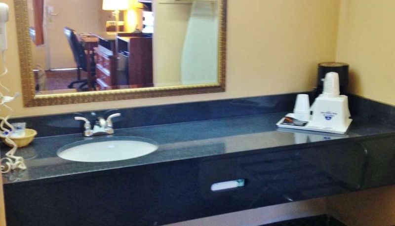 Habitación cuádruple - Americas Best Value Inn Forest
