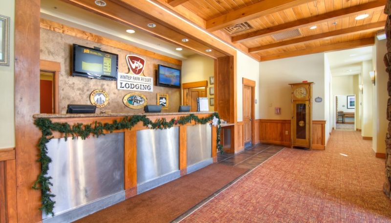 Rezeption - Zephyr Mountain Lodge