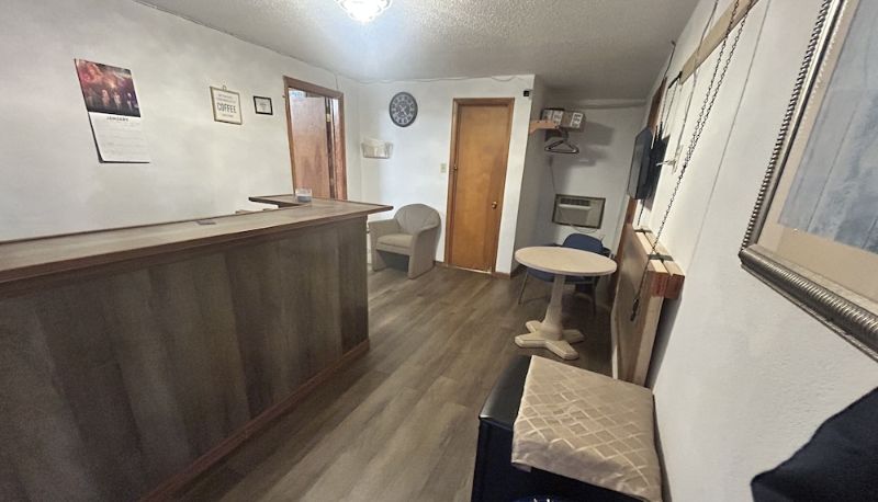 Salon - Budget Inn Motel