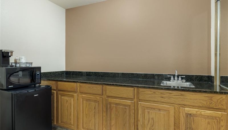Camera - Best Western Plus Country Inn & Suites