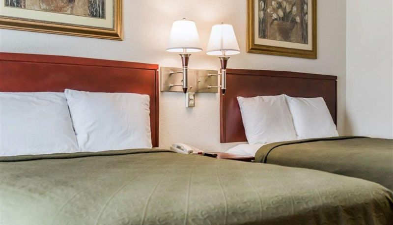 Zimmer - Econo Lodge Monticello