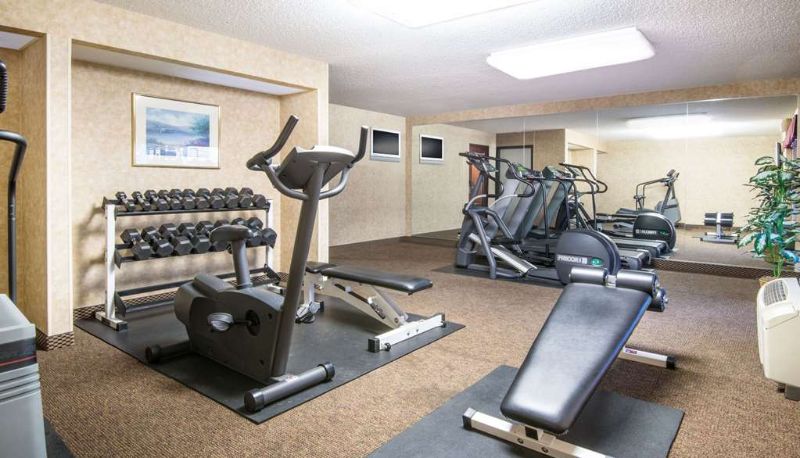 Zona de bienestar y gimnasio - Travelodge by Wyndham Pueblo
