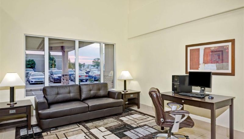 Business center - Super 8 by Wyndham Barrie South