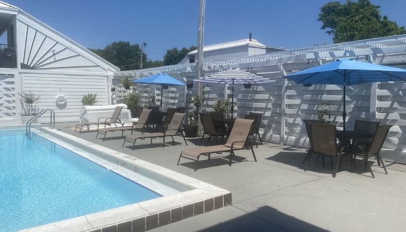 Pool - Village Inn Destin
