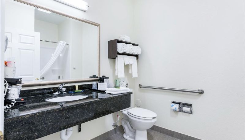 Room - Clarion Pointe Madison-Huntsville