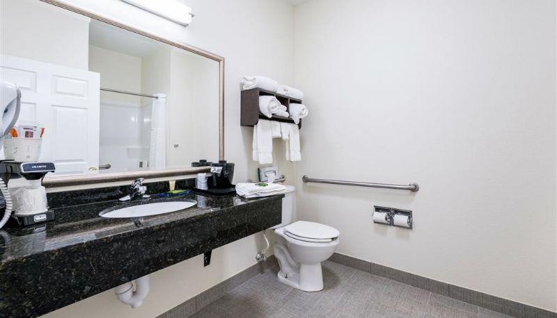 Room - Clarion Pointe Madison-Huntsville