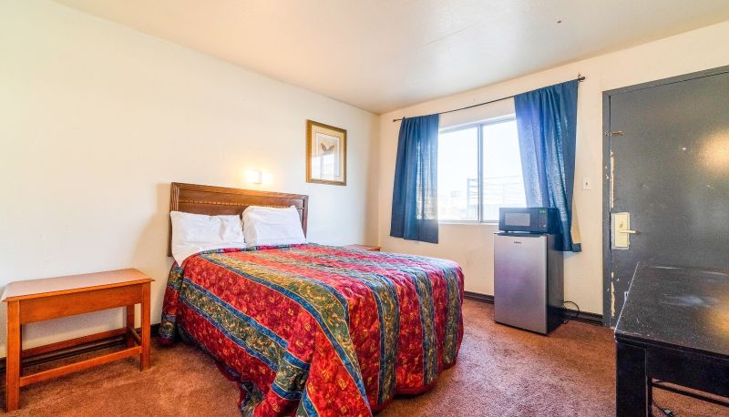 Zimmer - Castle Inn & Suites By OYO