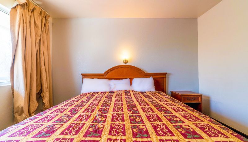 Zimmer - Castle Inn & Suites By OYO