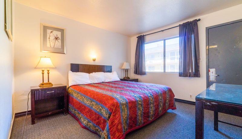 Zimmer - Castle Inn & Suites By OYO