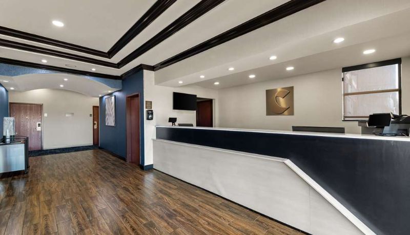 Hall - Comfort Inn & Suites Atoka
