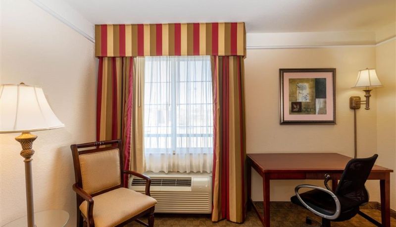 Zimmer - La Quinta Inn & Suites by Wyndham Dodge City