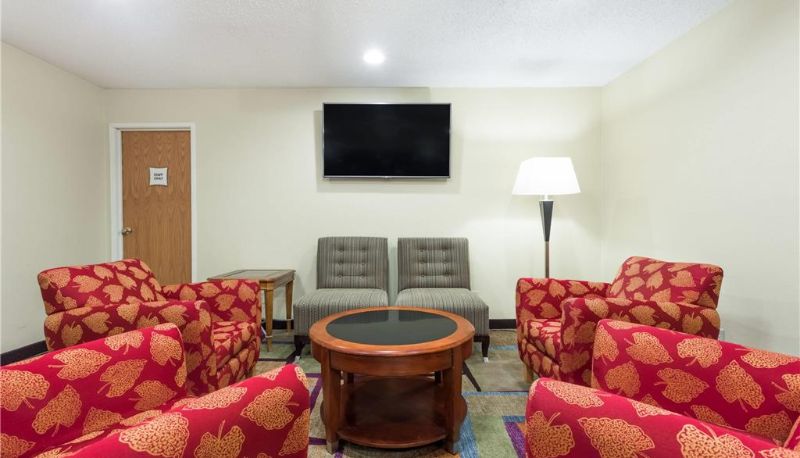 Salón - Days Inn & Suites by Wyndham Bloomington/Normal IL