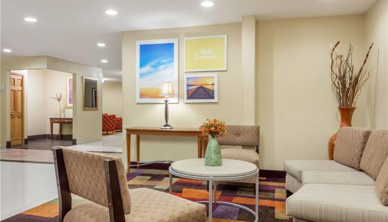 Salón - Days Inn & Suites by Wyndham Bloomington/Normal IL