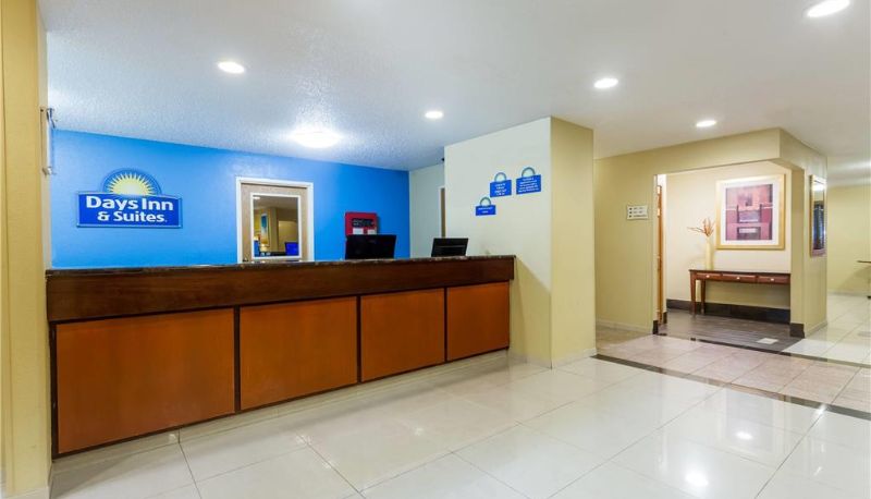 Salón - Days Inn & Suites by Wyndham Bloomington/Normal IL