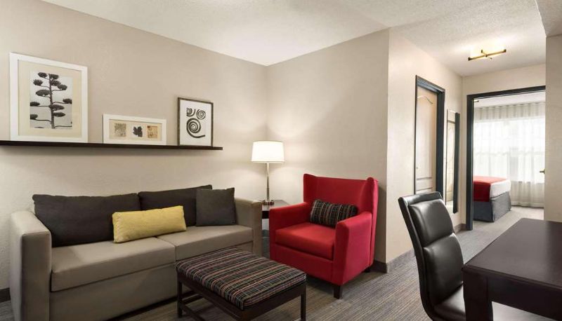 Suite - Country Inn & Suites by Radisson Kansas City at Village West KS