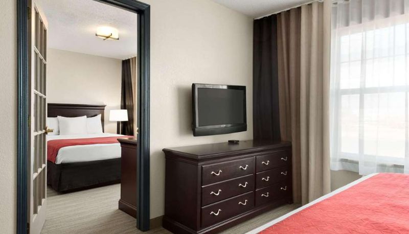 Suite - Country Inn & Suites by Radisson Kansas City at Village West KS