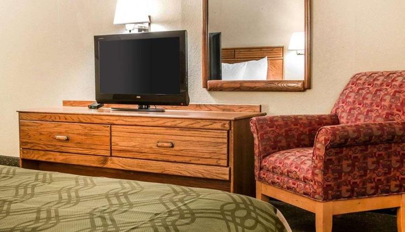 Quadrupla - Econo Lodge  Inn & Suites Munising Area