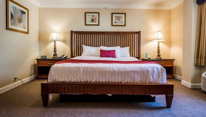 Camera - Days Inn & Suites by Wyndham Lake Okeechobee