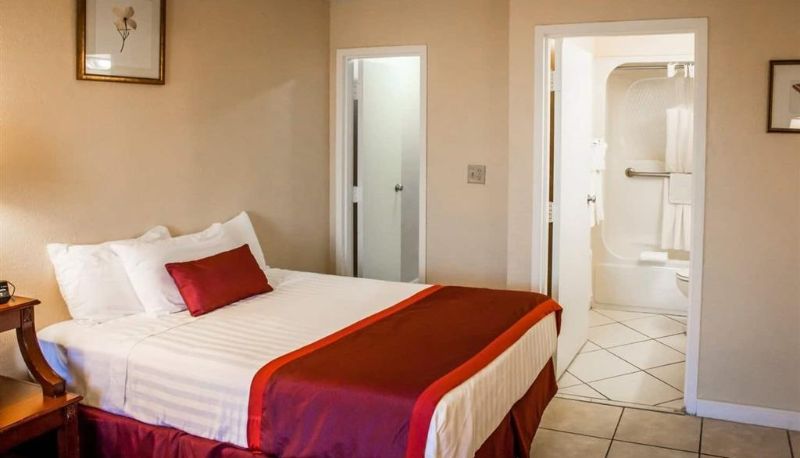 Camera - Days Inn & Suites by Wyndham Lake Okeechobee