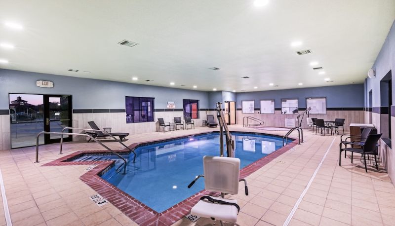 Piscina - Holiday Inn Express & Suites PRYOR by IHG