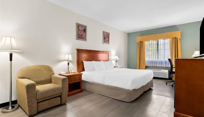 Zimmer - Quality Inn & Suites McAlester on Hwy 69