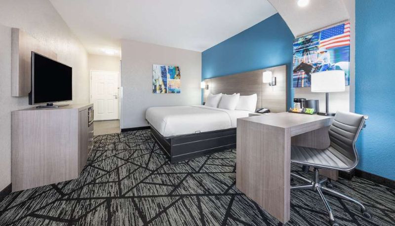 Camera - La Quinta Inn & Suites by Wyndham Alvarado