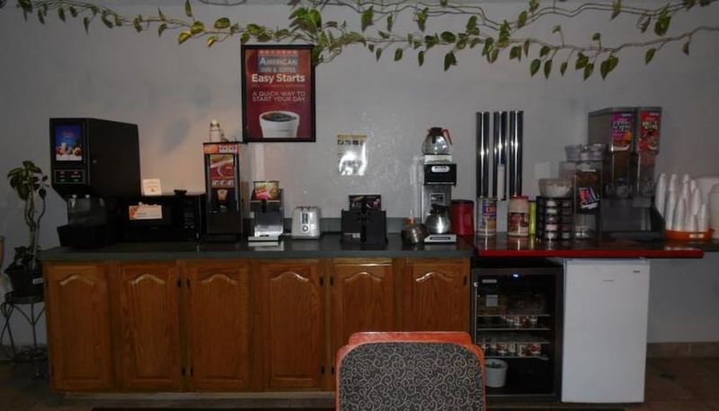Sala de desayunos - American Inn & Suites