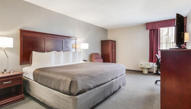Room - Clarion Inn & Suites Grand Rapids Airport