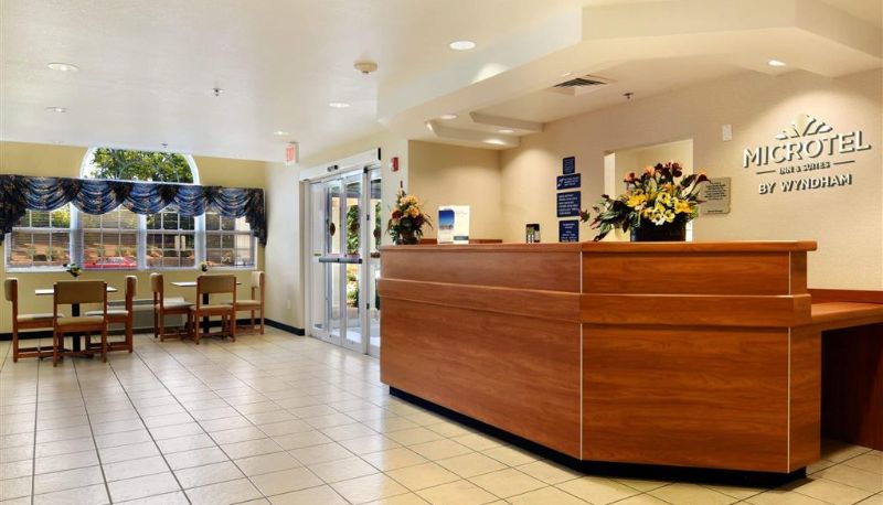 Salón - Microtel Inn & Suites by Wyndham Huntsville
