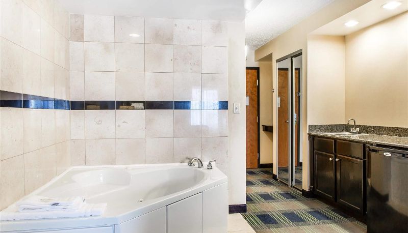 Suite - Comfort Inn & Suites Meriden East