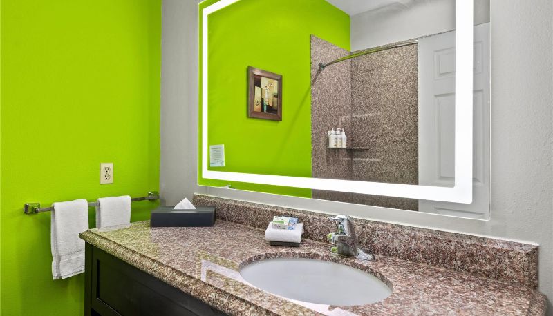 Camera - La Quinta Inn & Suites by Wyndham Raymondville