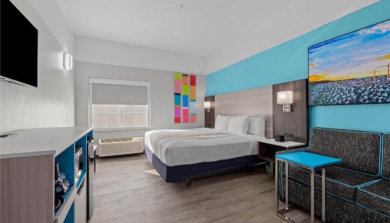 Camera - La Quinta Inn & Suites by Wyndham Raymondville