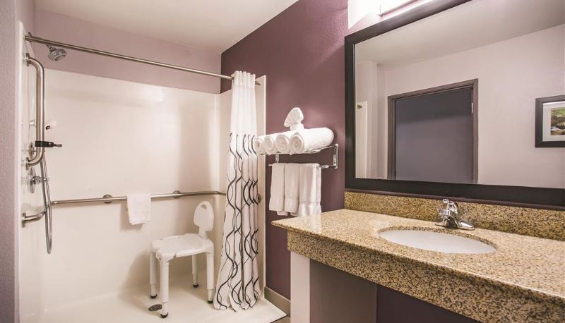 Camera - La Quinta Inn & Suites by Wyndham Russellville