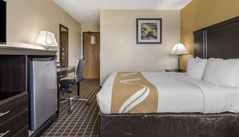 Zimmer - Quality Inn & Suites Warren
