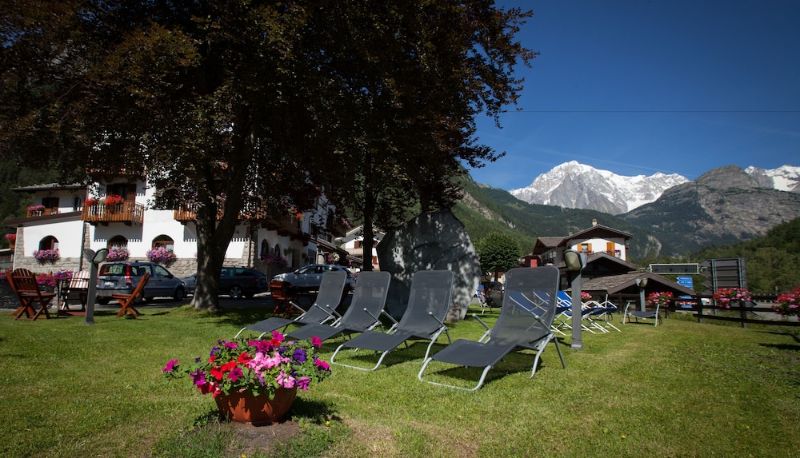 Terrace - Hotel Edelweiss
