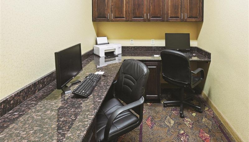 Business center - La Quinta Inn & Suites by Wyndham Eastland