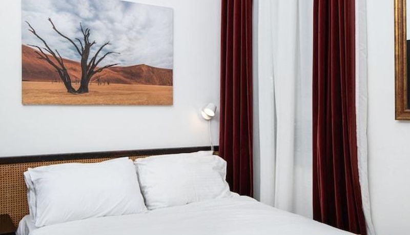 Standard room - The Colony Hotel