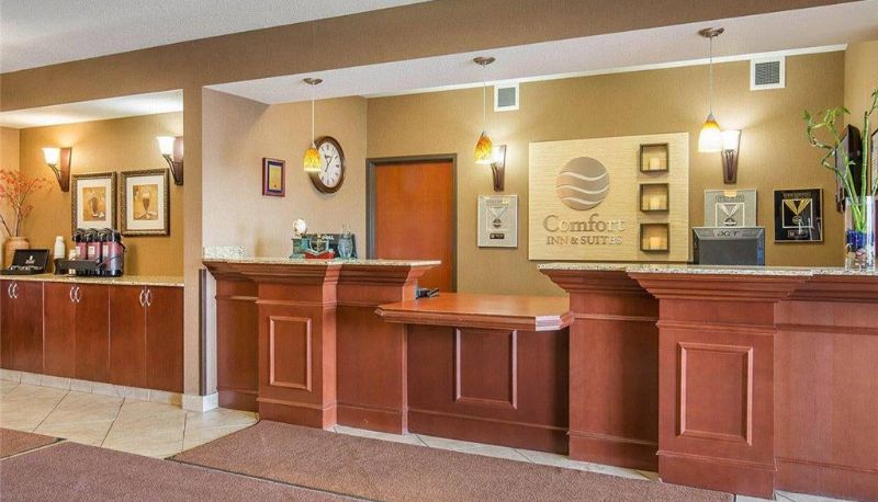Hall - Comfort Inn & Suites