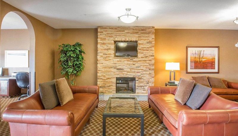 Hall - Comfort Inn & Suites
