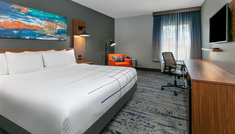 Camera - La Quinta Inn & Suites by Wyndham Jacksonville TX