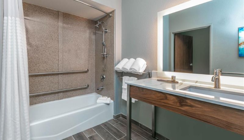 Camera - La Quinta Inn & Suites by Wyndham Jacksonville TX