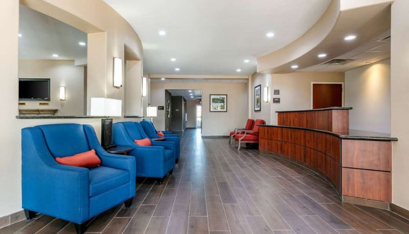 Hall - Comfort Inn & Suites Van Buren-Fort Smith