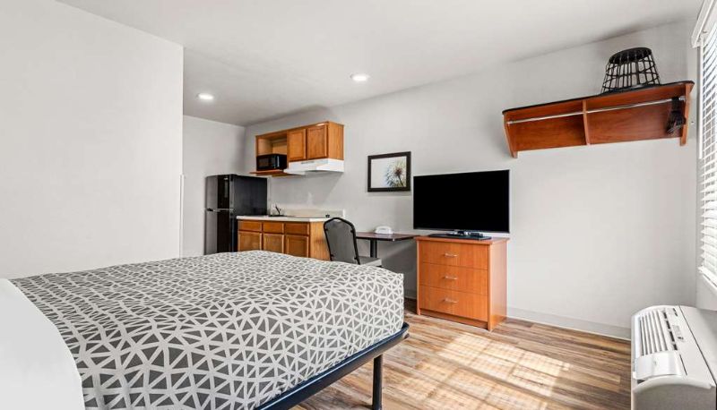 Room - WoodSpring Suites Tulsa