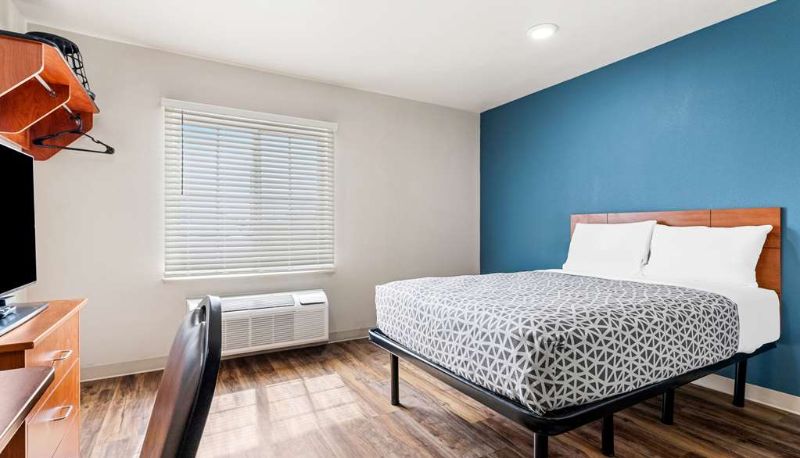 Room - WoodSpring Suites Tulsa