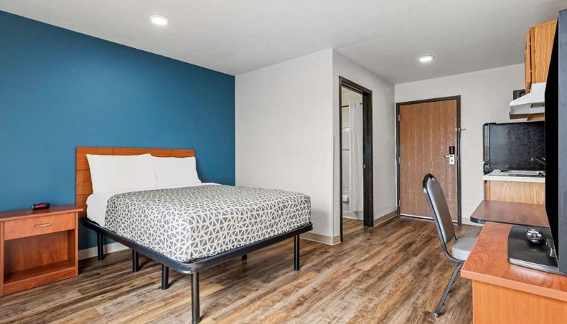 Room - WoodSpring Suites Tulsa