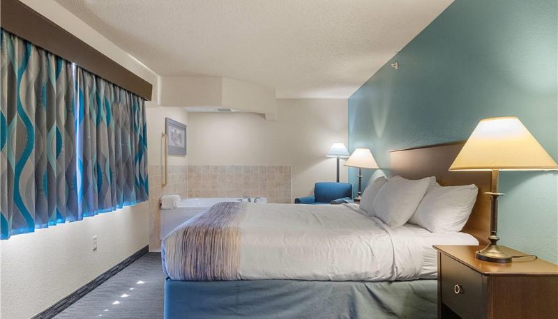 Room - AmericInn by Wyndham Green Bay East