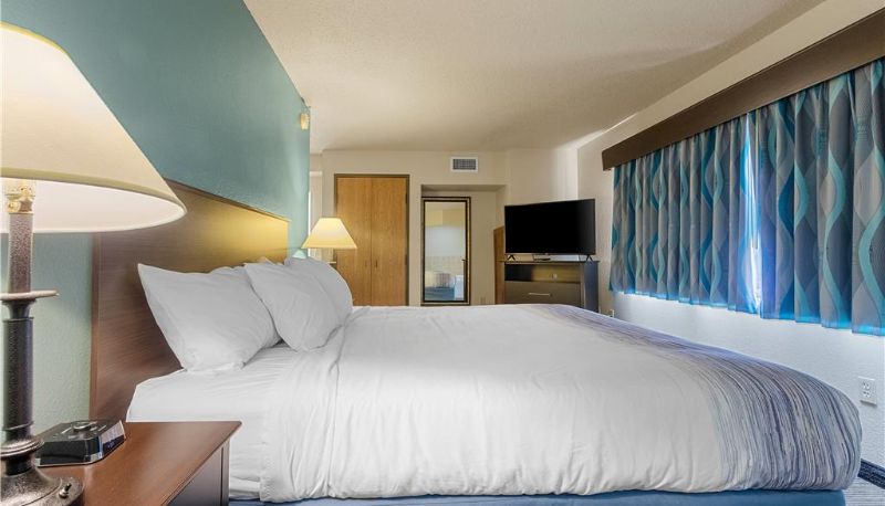 Room - AmericInn by Wyndham Green Bay East