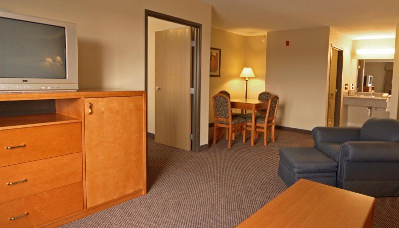 Kamer - Paola Inn and Suites