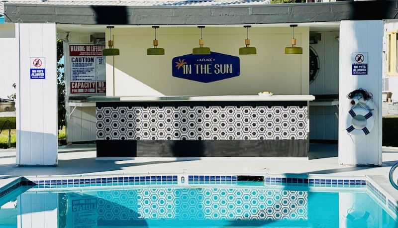 Recepcja - A Place in the Sun by Bobi Leonard